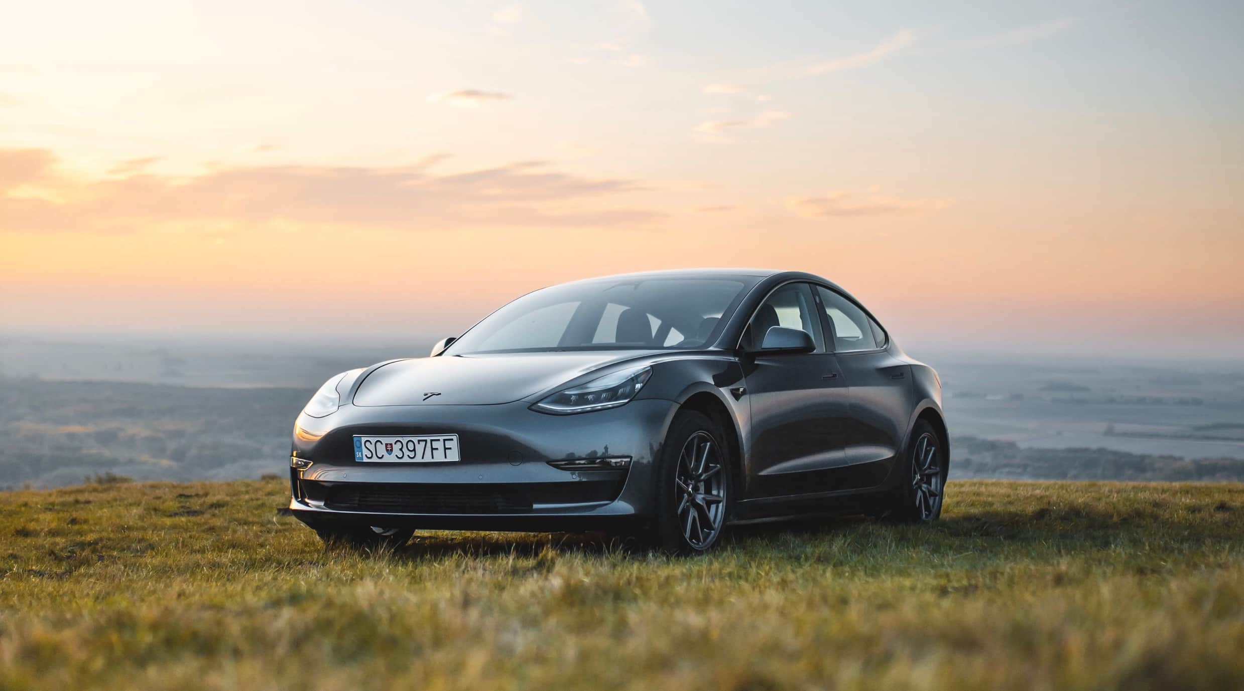 Weißer Tesla in einer Werkstatt