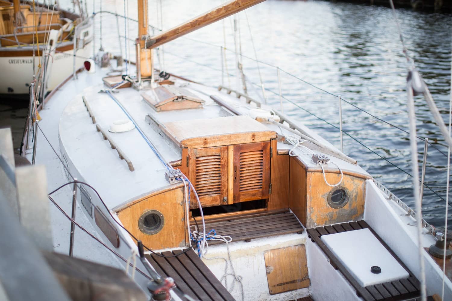 Deck einer klassischen Segelyacht mit Holzaufbauten am Steg
